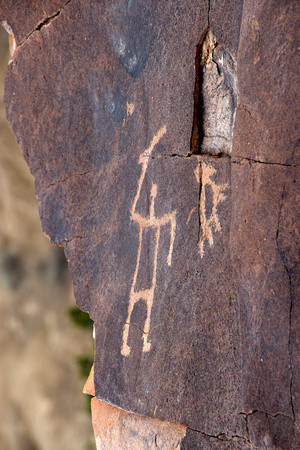 Seismomorous petroglyph
